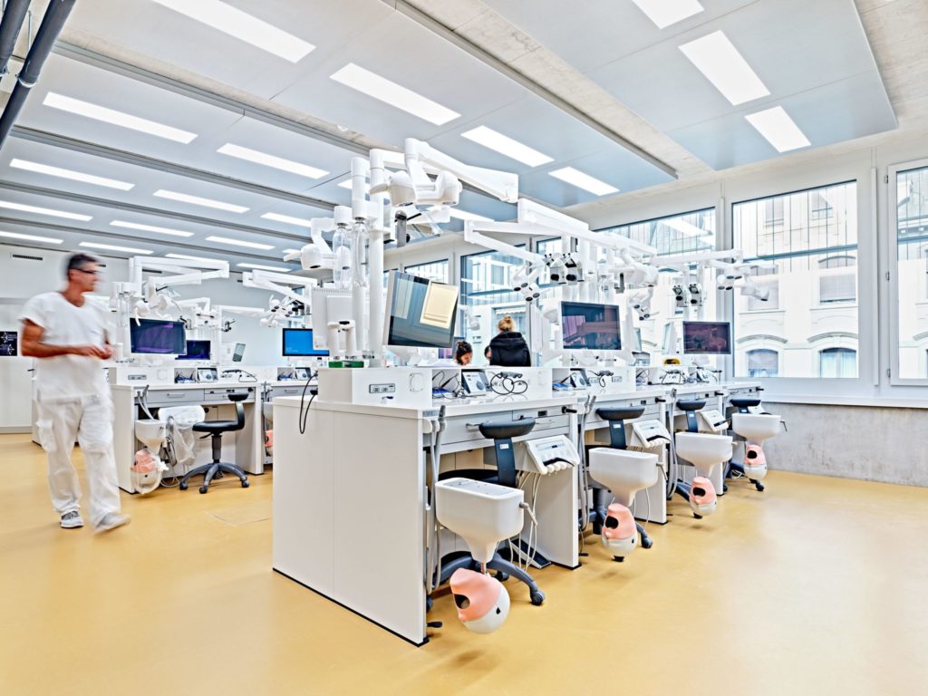 Simulation units allow students to learn about all dental disciplines in a realistic working environment. 