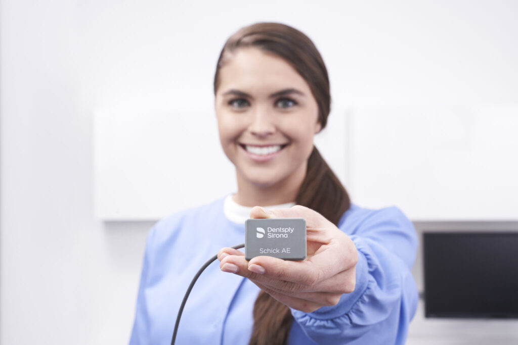 Fig. 4: Schick AE sensor combines the outstanding resolution of 33 LP/mm theoretical resolution with optimized data read-out and innovative filtering functions to maximize your diagnostic potential.