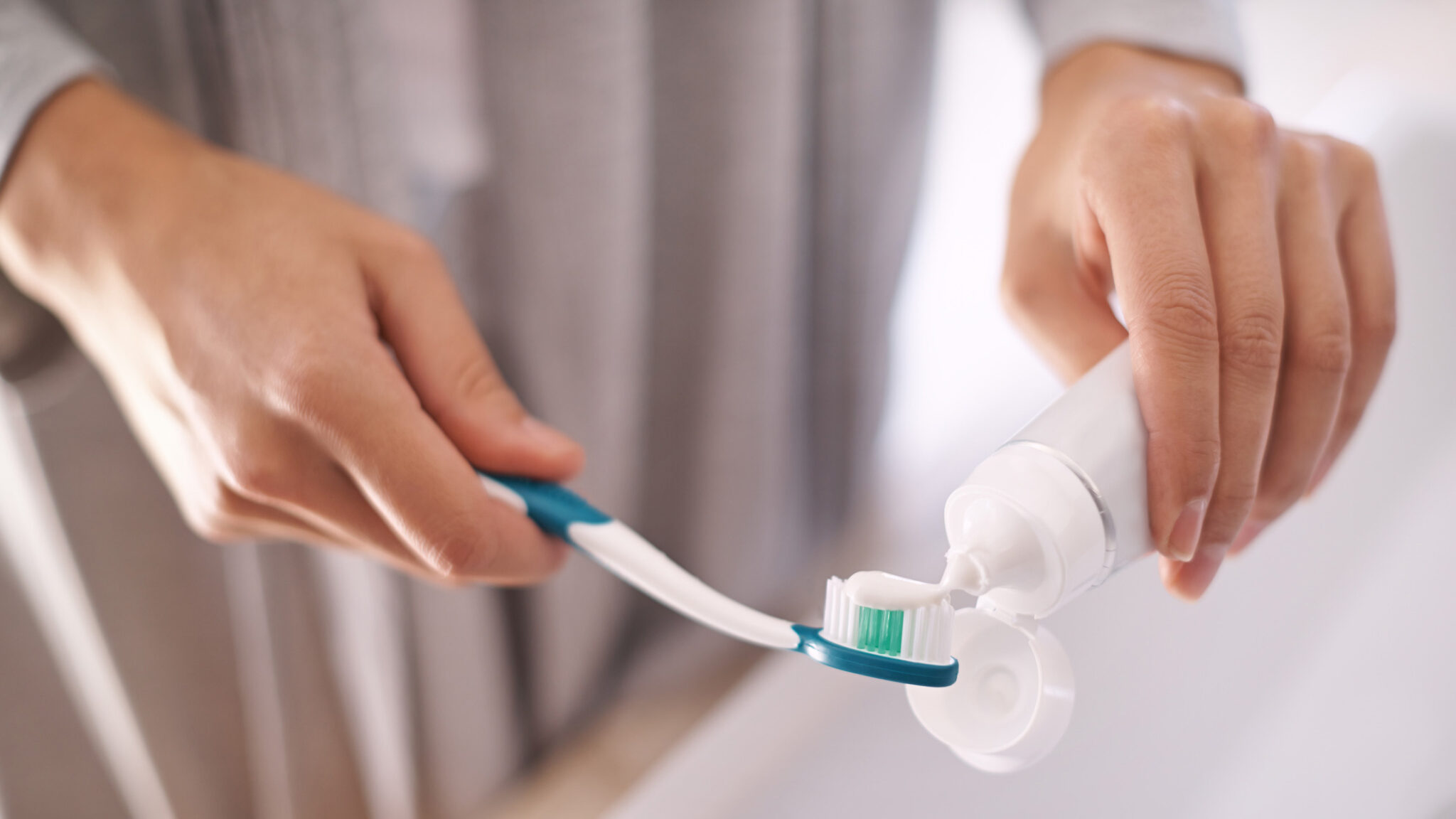 New toothpaste targets periodontitis bacteria without disrupting ...